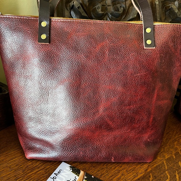 Portland Leather Cinnamon Bear Medium Zip Tote Bag - Picture 2 of 4